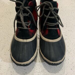 Sorel Out and About booties duck boots women’s 7.5 buffalo check red and black